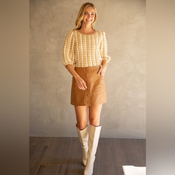 VOY Tops - VOY puff textured blouse in beige tan cream short sleeve Large fun unique new